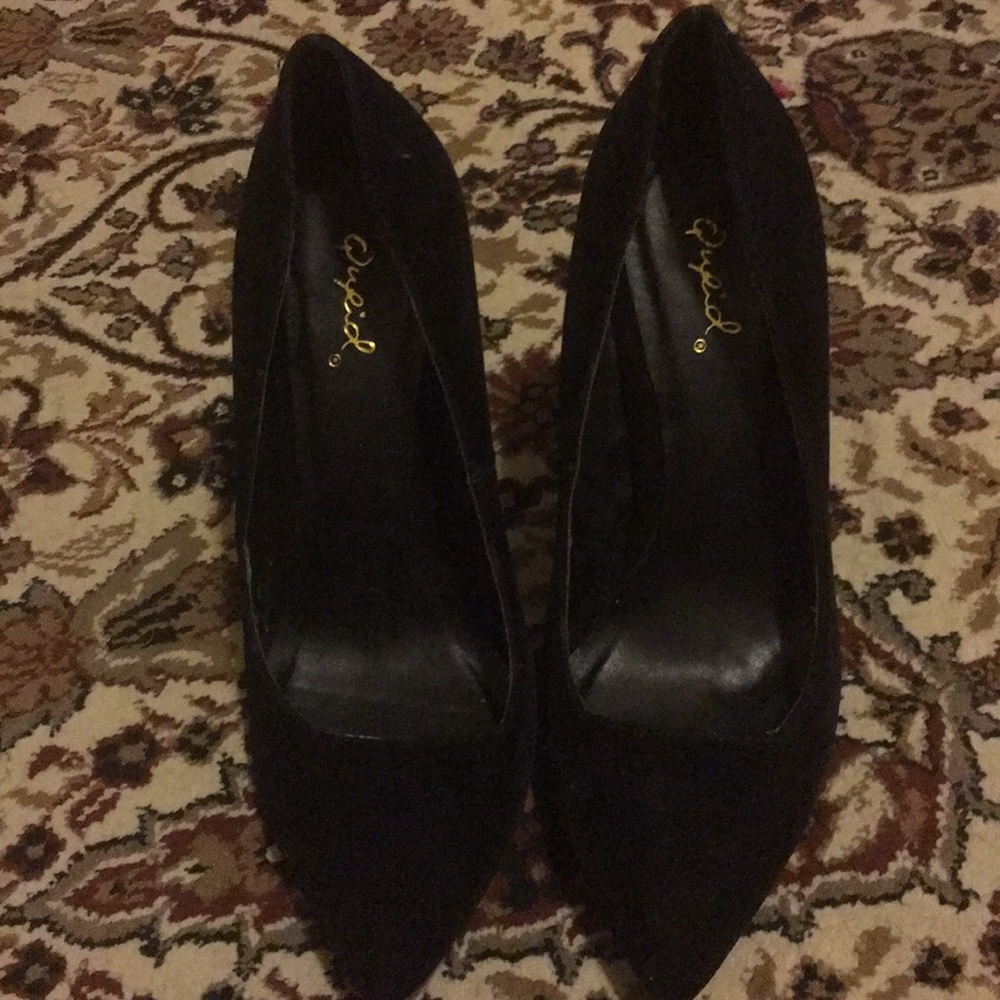 Black pumps